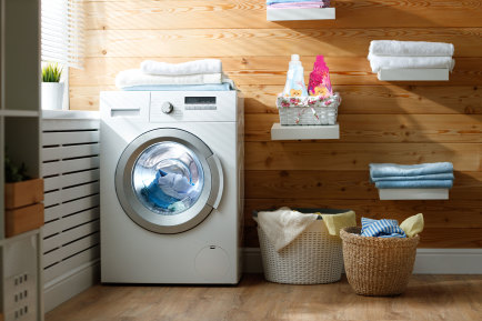Çamaşır makinesi ve çamaşır sepeti