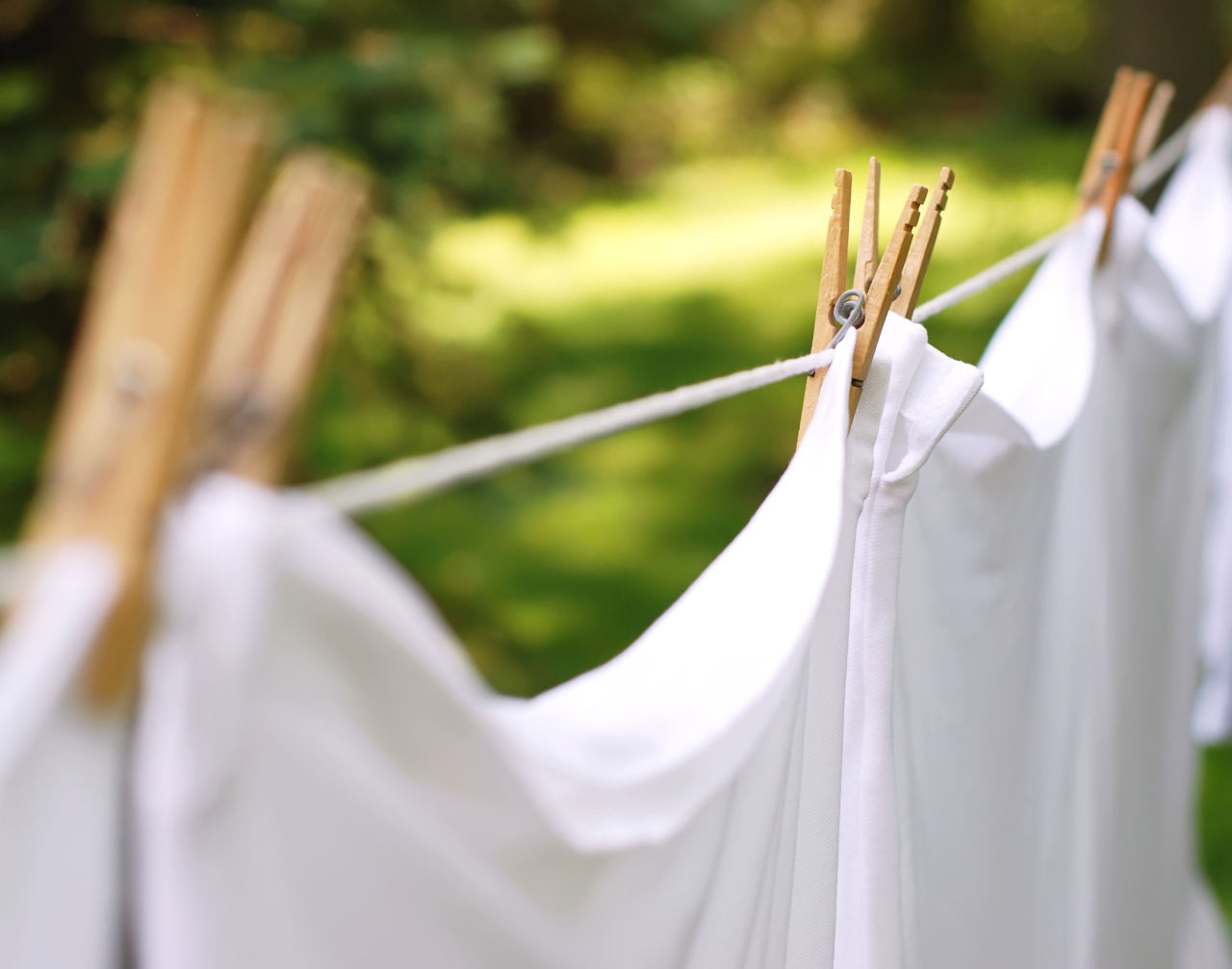 Çamaşır hattındaki beyaz çarşaflar